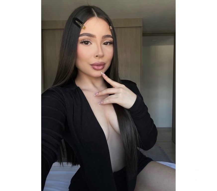 Brunette photo 3